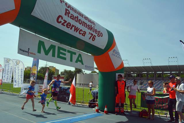 Foto z linii mety 7.Półmaratonu Radomskiego Czerwca’76